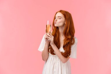 Sarhoş ve kaygısız, yakışıklı, neşeli ve mutlu bir kadın. Bardağı şampanyayla öperken sarhoş olmuş, partide çok alkol içmiş, pembe arka planda rahatlamış..