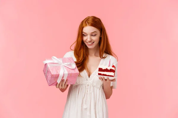 Meraklı Mutlu Beyaz Elbiseli Neşeli Çekici Kızıl Saçlı Kız Doğum — Stok fotoğraf