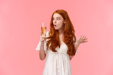 Vay canına, bu alkolün etkisi farklı. Şen şakrak ve şaşkın kızıl saçlı kadın şaşkın şaşkın bakıyor ve şampanyayla kadeh kaldırıyor, omuz silkiyor, meraklı bakıyor..