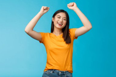 Neşeli, iyimser, sevimli Asyalı kız, el kaldırıyor, yumruk tokuşturuyor, zaferi kutluyor, en iyi takımı destekliyor, gülümsüyor, herkese destek oluyor, gol atıyor, başarıya ulaşıyor, zafer kazanıyor..