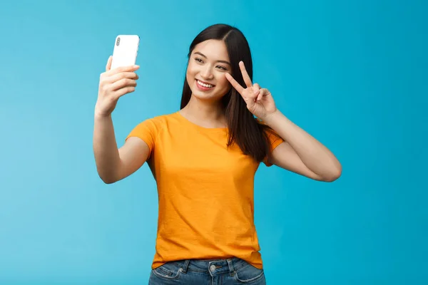 Vänlig Glad Söt Asiatisk Kvinna Brunett Kort Frisyr Tar Selfie — Stockfoto