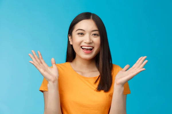 Yakın Arkadaş Canlısı Mutlu Asyalı Kız Öğrenci Alkışlıyor Neşeli Bir — Stok fotoğraf