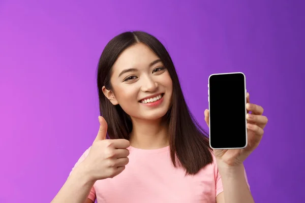 Close Elégedett Boldog Vonzó Modern Ázsiai Pozitív Visszajelzést Show Smartphone — Stock Fotó