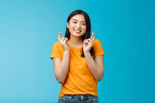 Alegre Sonriente Esperanzada Chica Asiática Rezando Deseo Buena Suerte Dedos — Foto de Stock