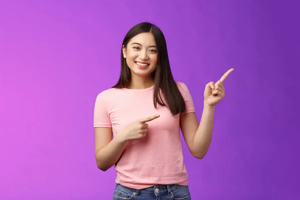 Alegre Amigable Tierna Asiática Sonriente Chica Apuntando Derecha Mostrando Promo — Foto de Stock
