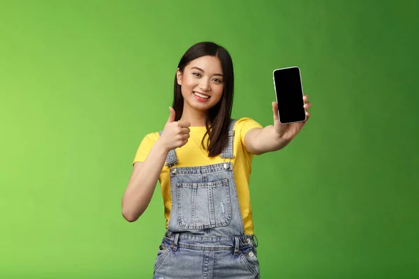 Glada Söt Asiatisk Kvinna Att Bedöma Bra Smartphone Spel Visa — Stockfoto