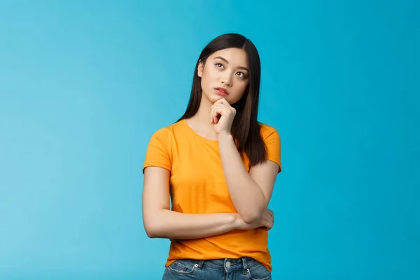 Pensiero Sognante Intelligente Ragazza Asiatica Pensare Fare Piano All Interno — Foto Stock