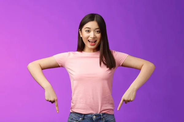 Animado Entusiasta Asiático Morena Mujer Excitado Diciendo Acerca Impresionante Promo —  Fotos de Stock