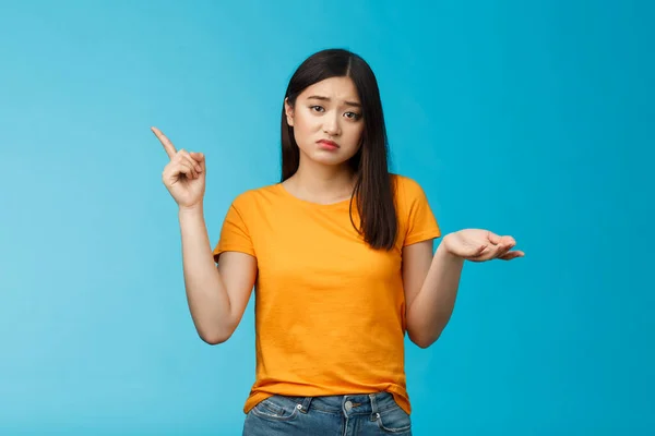 Perturbado Bonito Chateado Ásia Menina Tem Problema Pedir Sua Ajuda — Fotografia de Stock