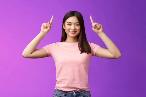 Linda Mujer Asiática Asertiva Cabello Oscuro Usar Camiseta Rosa Levantar — Foto de Stock