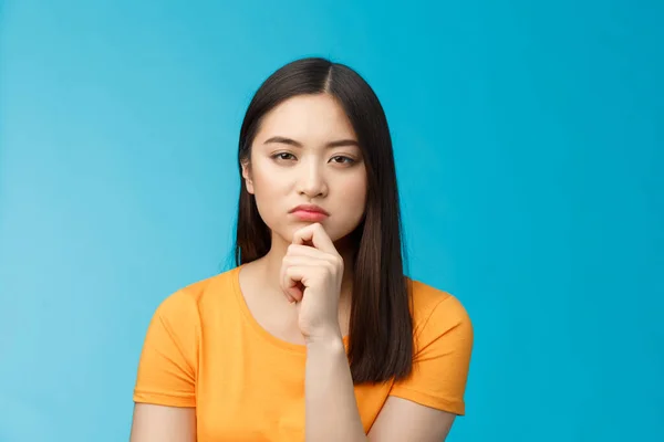 Närbild Allvarligt Ser Misstänkta Kvinnliga Asiatiska Utseende Misstro Funderar Lösa — Stockfoto