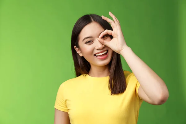 Close Amigable Despreocupado Saliente Buena Chica Asiática Morena Divirtiéndose Inclinar — Foto de Stock