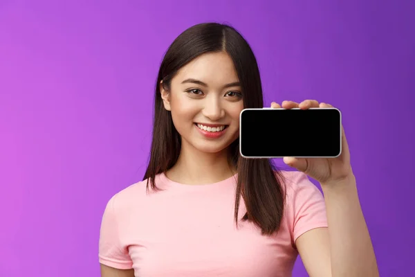 Närbild Glad Söt Asiatisk Kvinna Hålla Smartphone Horisontellt Visa Telefonskärmen — Stockfoto