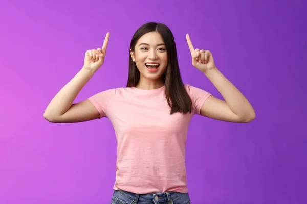 카리스마적 잘생긴 미소짓는 아시아 소녀는 제품을 소개하고 손가락을 향하고 광고를 — 스톡 사진