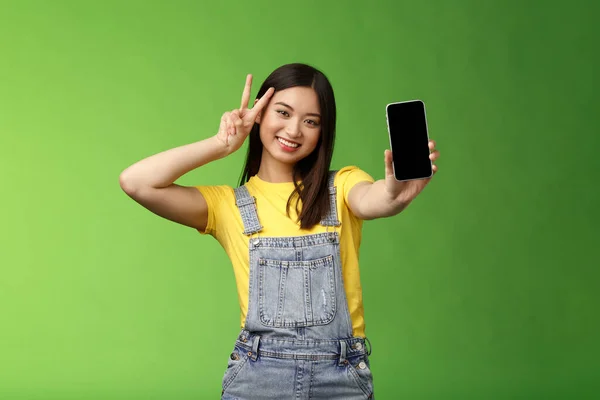 Söt Bekymmerslös Asiatisk Brunett Visar Ansökan Smartphone Skärmen Göra Seger — Stockfoto