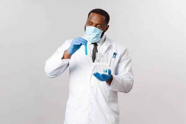Covid Coronavirus 실험실 라텍스 의료용 마스크를 착용하고 시험관을 진지하게 치료제를 — 스톡 사진