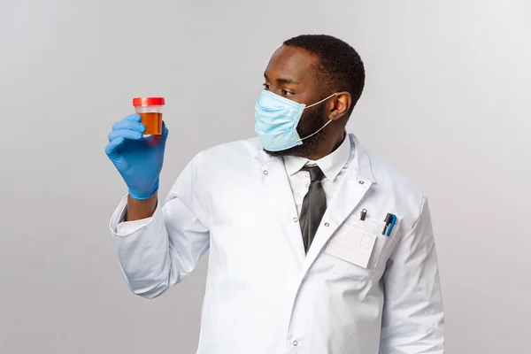Covid19 Világjárvány Egészségügy Lenyűgözött Kíváncsi Afro Amerikai Orvos Tanulmányozza Betegek — Stock Fotó