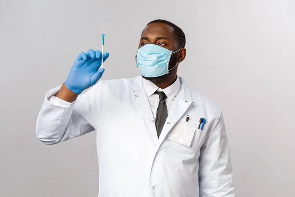 Covid19 세계적 유행병 심각하게 아프리카 미국인 의사의 마스크 마스크 바이러스 — 스톡 사진