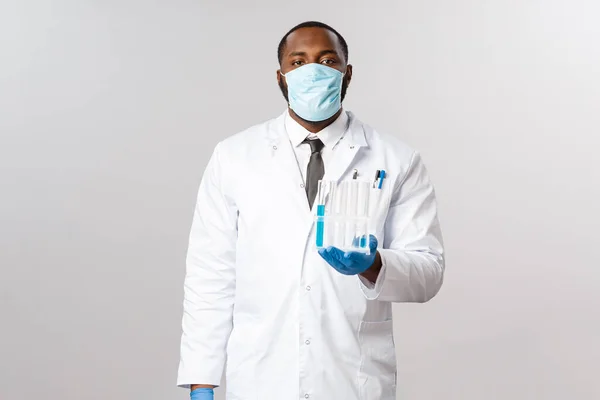 Covid Coronavirus 실험실 심각하게 보이는 전문적 아프리카 미국인 마스크와 라텍스 — 스톡 사진