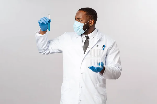 Covid Coronavirus 실험실 심각하게 아프리카 미국인 코로나 약물로 시험관을 — 스톡 사진
