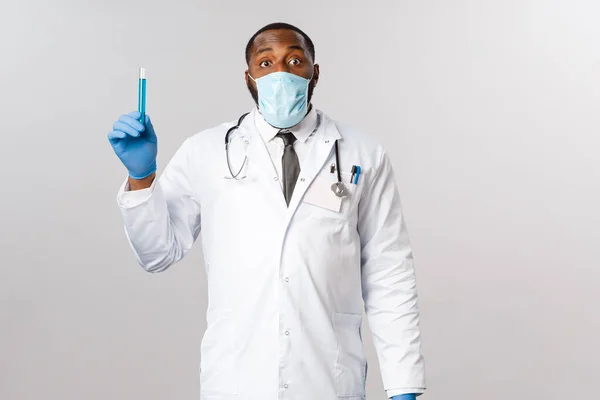 Covid Coronavirus 마스크와 라텍스 장갑을 착용하고 백신을 아프리카 미국인 실험실에서 — 스톡 사진