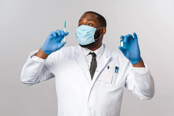 Covid19 세계적 유행병 파스퇴르 아프리카 미국인 의사는 환자를 치료하고 부분에서 — 스톡 사진