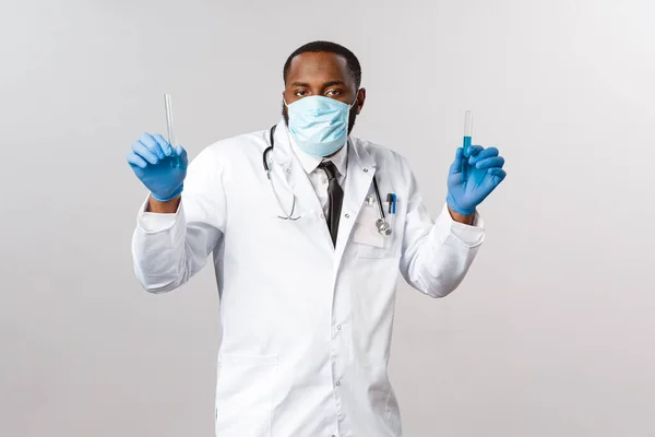 Covid Coronavirus 실험실 재미있는 아프리카 미국인 라텍스 의료용 마스크를 과학자 — 스톡 사진