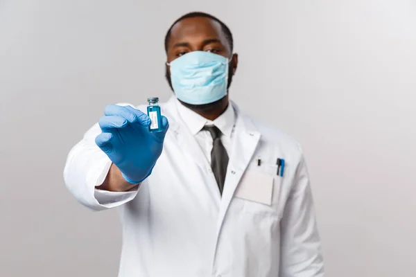 Covid19 Pandemie Und Gesundheitskonzept Ernsthafter Afrikanisch Amerikanischer Arzt Weißem Mantel — Stockfoto