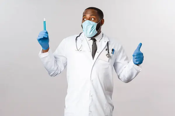Covid Coronavirus 실험실 의료용 마스크와 라텍스 장갑을 아프리카 미국인 바이러스나 — 스톡 사진