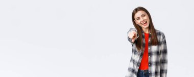 Yaşam tarzı, farklı duygular, boş zaman aktiviteleri konsepti. Kaygısız arkadaş canlısı mutlu kız kamerayı işaret ediyor, seni seçiyor, tebrik ediyor. İnsan Kaynakları 'nın kadın çalışanı harika bir iş buldu..