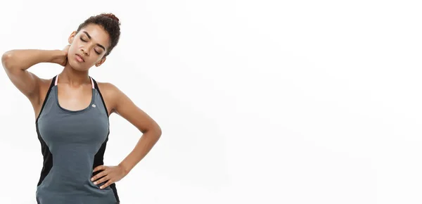 Здоровая Фитнес Концепция Портрет Афроамериканской Девушки Страдает Мышечной Травмой Стоя — стоковое фото