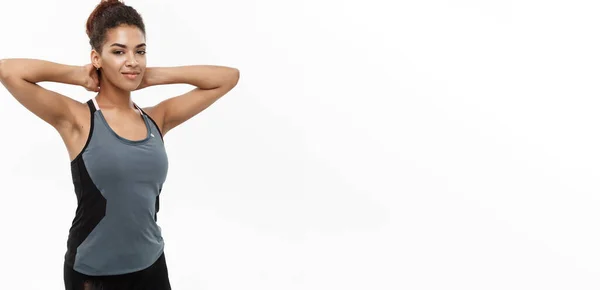 Koncepcja Zdrowego Fitness Portret Afroamerykanki Pozowanie Ubraniami Fitness Nad Białym — Zdjęcie stockowe