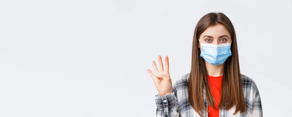 코로나 바이러스 격리에 사회적 감정의 의료용 마스크를 쾌활하게 매력적 질서있고 — 스톡 사진