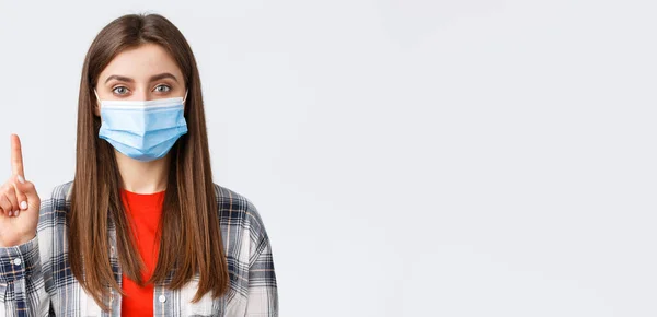 コロナウイルスの発生 隔離上のレジャー 社会的距離と感情の概念 医療マスク中のかわいい若い女性のクローズアップは Smthを説明します ナンバーワンを表示またはポイントアップ — ストック写真