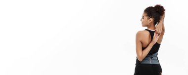 Spor, eğitim, yaşam tarzı ve Fitness kavramı - germe güzel mutlu Afrikalı-Amerikalı kadın portresi eller. Beyaz stüdyo arka plan üzerinde izole