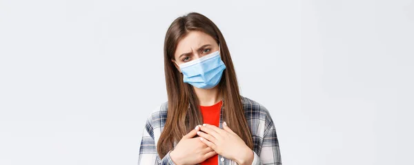 코로나 바이러스 격리에 사회적 감정의 의료용 마스크를 착용하고 머물고 기침을 — 스톡 사진