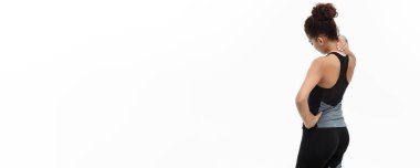 Sağlıklı ve Fitness kavramı - Afro-Amerikan kız portresi ayakta boynu holding ve alt sırt ile Arkadan Görünüm kas yaralanması muzdarip. Beyaz arka plan üzerinde izole