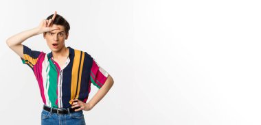 Küstah ve küstah adam alnında ezik işareti olan, biriyle alay eden, beyaz arka planda duran.