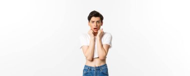 Korkmuş çift cinsiyetli adam görüntüsü. Korkmuş ve korkmuş görünüyor. Ürkütücü bir şeye bakıyor..