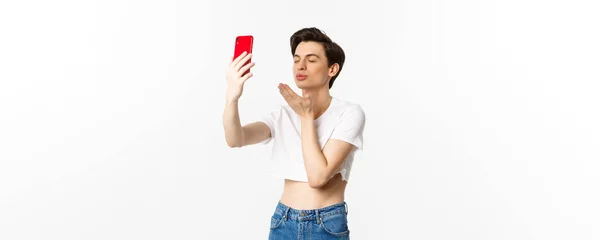 Sensuell Homosexuell Man Gröda Topp Selfie Smartphone Skicka Luft Kyss — Stockfoto