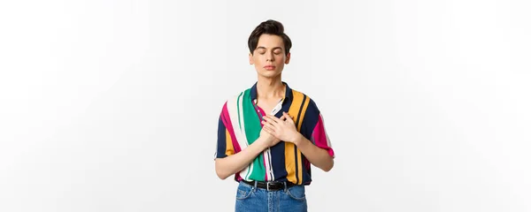 Imagem Nostálgico Jovem Gay Homem Com Olhos Fechados Mãos Coração — Fotografia de Stock