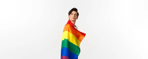 Imagen Hombre Gay Joven Reflexivo Con Bandera Lgbtq Gire Cabeza —  Fotos de Stock