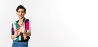 Korkmuş ve ürkek eşcinsel adam durmak istiyor. Paniğe kapılmış ve korkmuş görünüyor. Bir şeyi reddediyor ya da reddediyor..