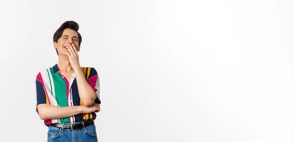 Imagen Joven Guapo Riendo Sobre Una Broma Divirtiéndose Cubriendo Boca —  Fotos de Stock