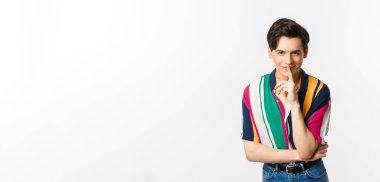 Genç yakışıklı adamın portresi sürpriz, sükunet ve gülümseme hazırla, sırlarını anlat, beyaz arka planda dur..