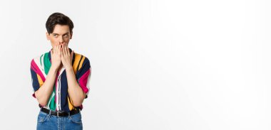 Sol üst köşeye bakan kurnaz bir gencin görüntüsü. Bir şeyler planlıyor, beyaz arka planın üzerinde duruyor..