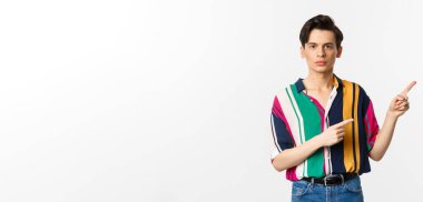 Genç yakışıklı adamın portresi sağ üst köşeyi işaret ediyor, logoyu gösteriyor, beyaz arka planın üzerinde duruyor..