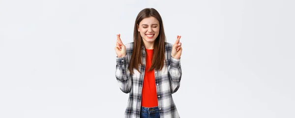 Livsstil Olika Känslor Fritidsaktiviteter Koncept Spännande Glad Ung Flicka Säker — Stockfoto