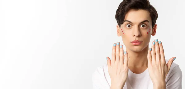 Lgbtq和美的概念 漂亮的基佬在指甲上涂上蓝色指甲油 看着镜头 在白色的背景上修指甲 — 图库照片