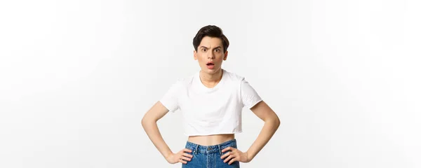 Scioccato Confuso Gay Uomo Fissando Fotocamera Sorpreso Indossando Crop Top — Foto Stock